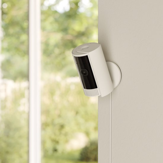 Witte Ring Indoor Cam bevestigd aan een wand