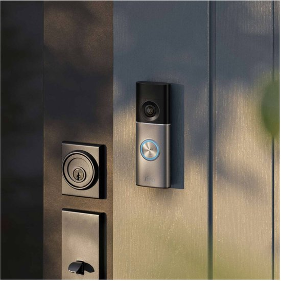 Ring Wired Video Doorbell Pro Zilverglans op een donkere voordeur