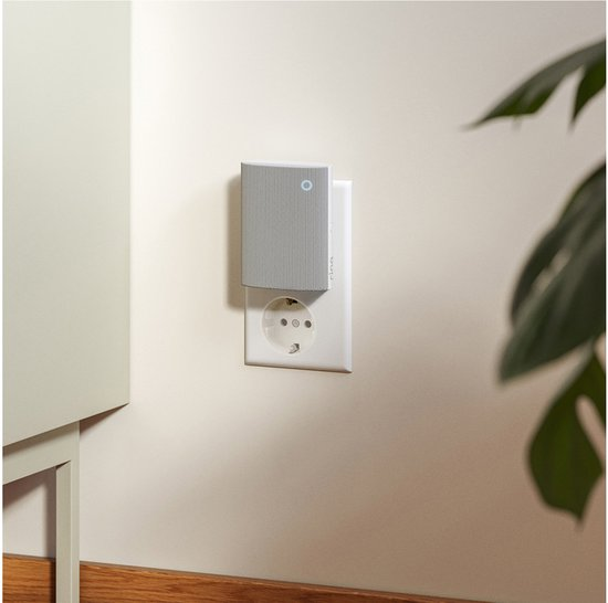 Ring Chime in een wandstopcontact naast een kast en kamerplant