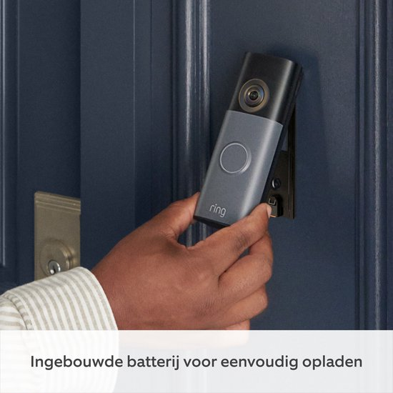 Grijze Ring-videodeurbel wordt losgenomen om op te laden; algemeen functiebeeld voor de Matte Mocha-set