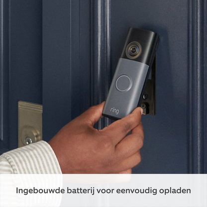Grijze Ring-videodeurbel wordt losgenomen om op te laden; algemeen functiebeeld voor de Matte Mocha-set