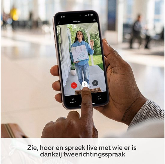 Ring-app op een smartphone met een bezoeker in beeld en uitleg over tweerichtingsspraak