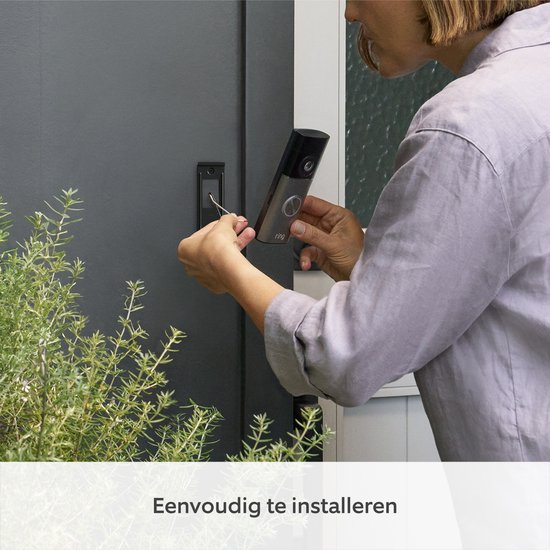 Montage van de Ring Wired Video Doorbell Pro aan een deurkozijn
