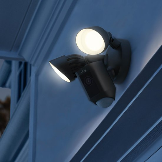 Ring Floodlight Cam Wired Plus met ingeschakelde schijnwerpers in het donker