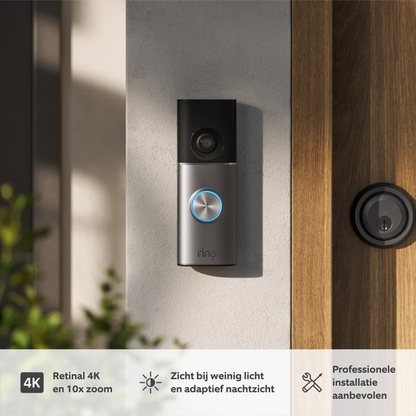 Ring Wired Video Doorbell Pro 4K gemonteerd naast een houten voordeur