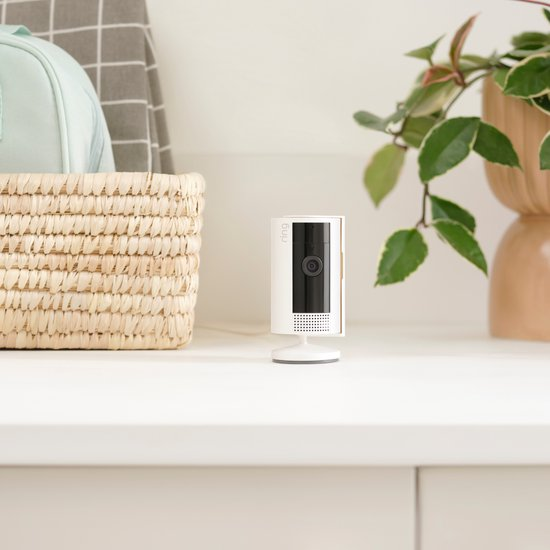 Ring Indoor Cam wit op een kast in huis